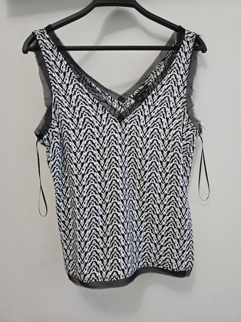 HALOGEN Black & White Chevron V-Neck Sleeveless Top XS